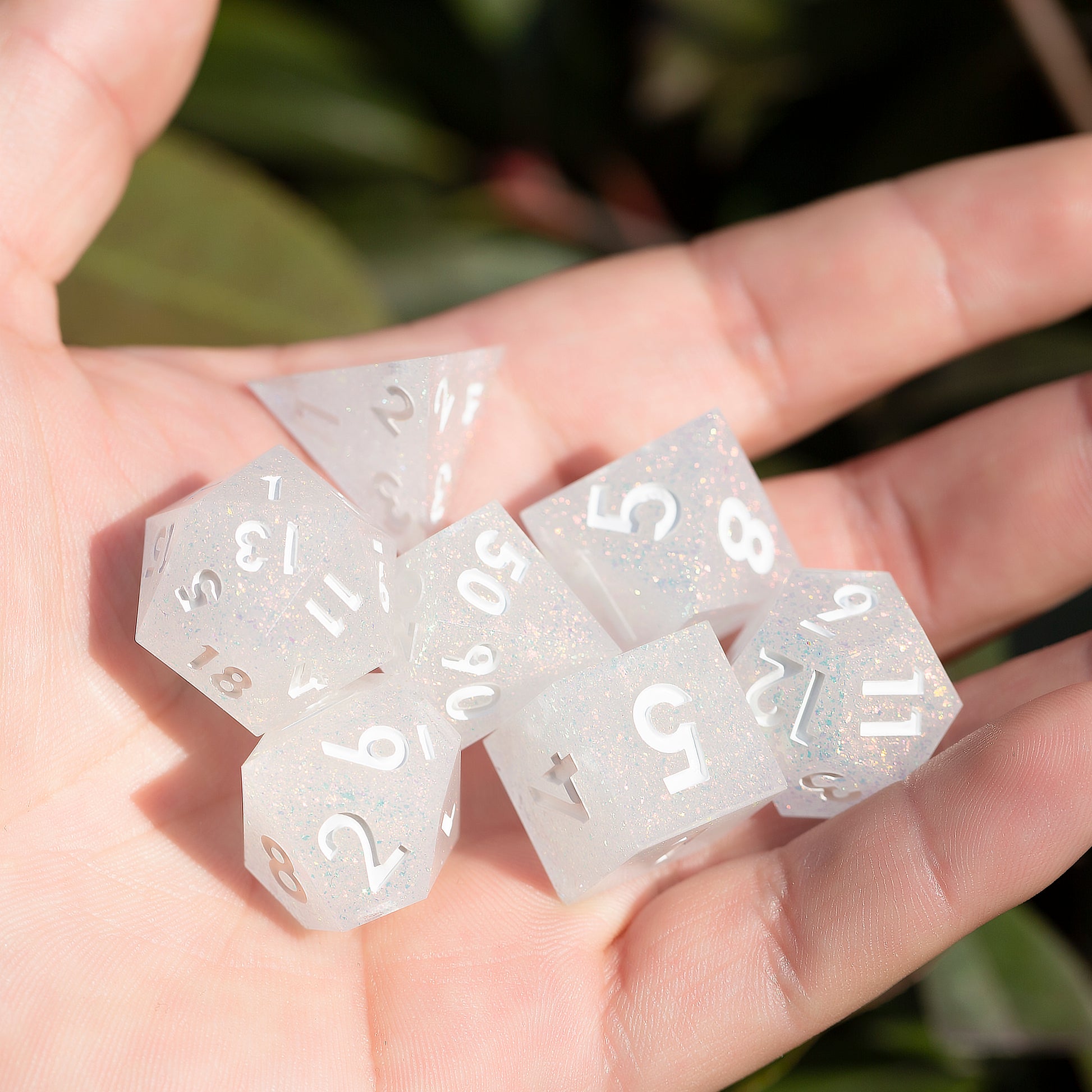 Arctic Snow_in_hand_dicelove
